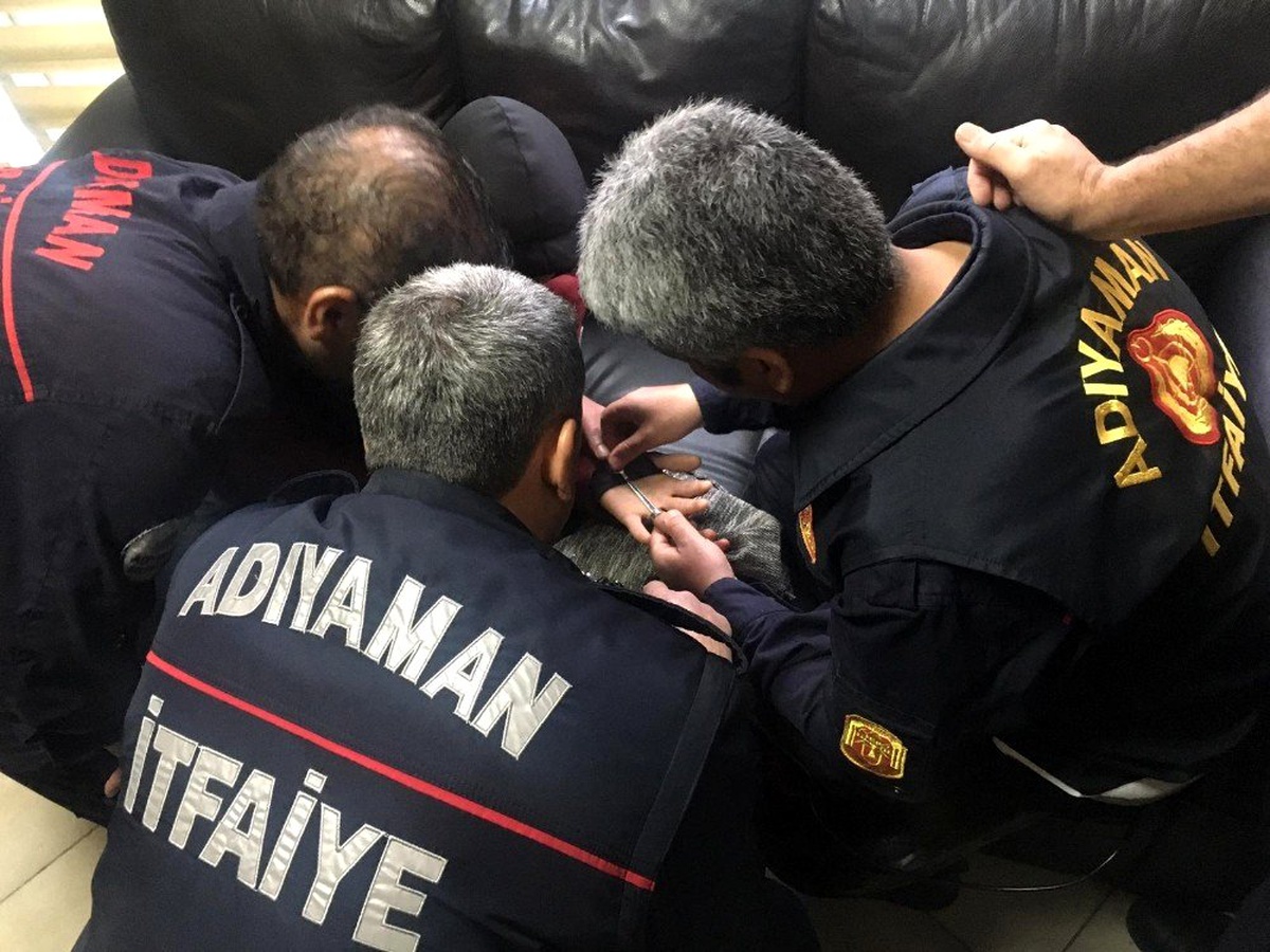 İtfaiye parmağın sıkıştığı yüzüğü çıkarttı