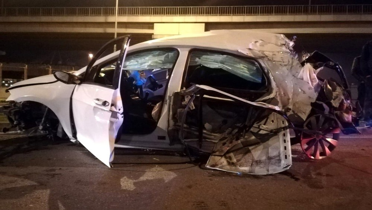 İzmir\'de feci kaza... Otomobil tramvay yolunu aşıp karşı yola geçti: 4 yaralı