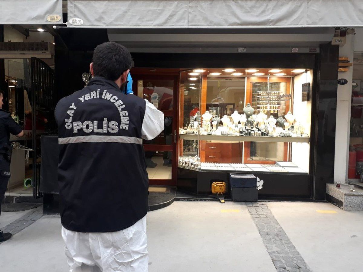 İzmir\'de maskeli kuyumcu soygunu