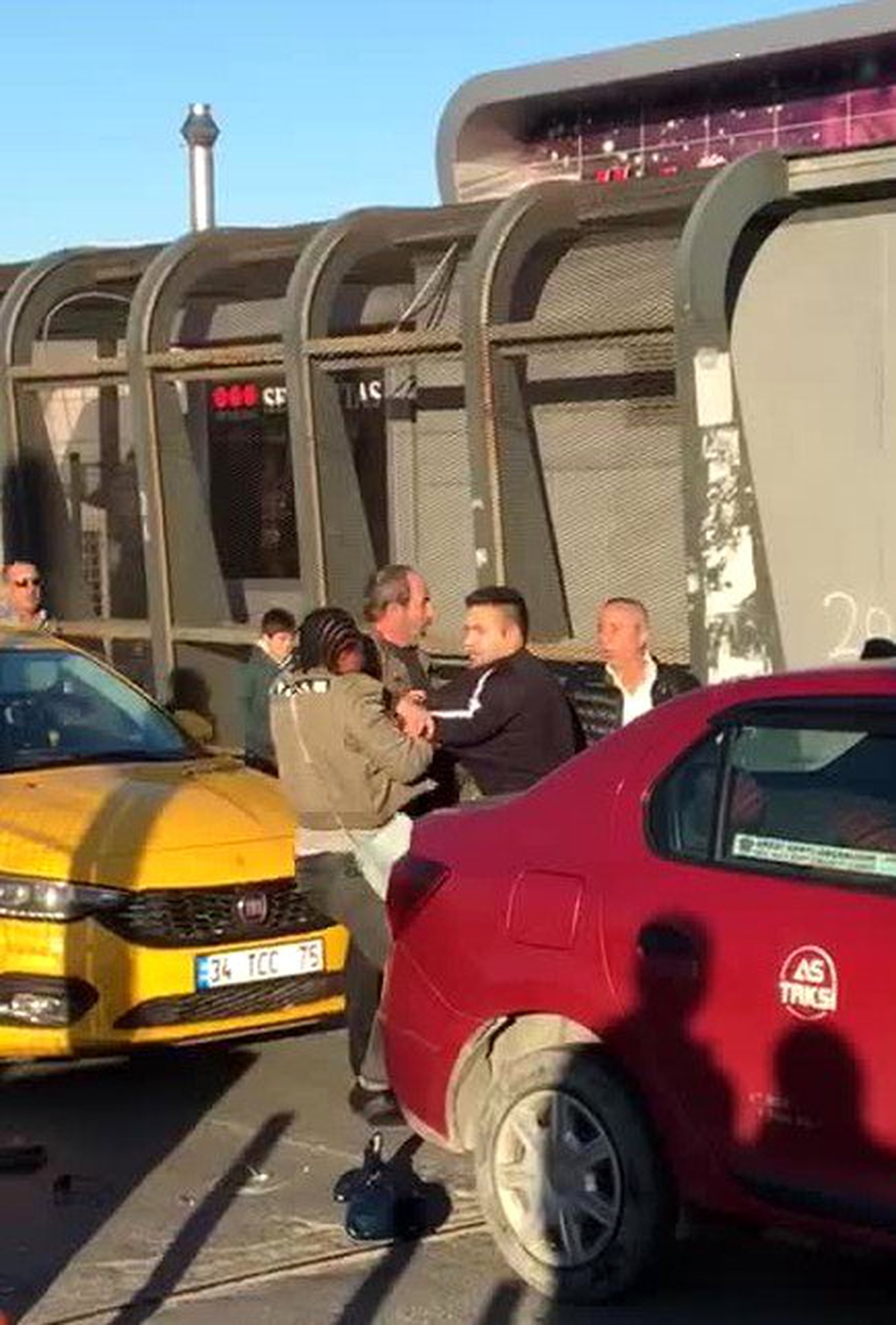 Kadın yolcudan taksiciye "şarj aleti" dayağı