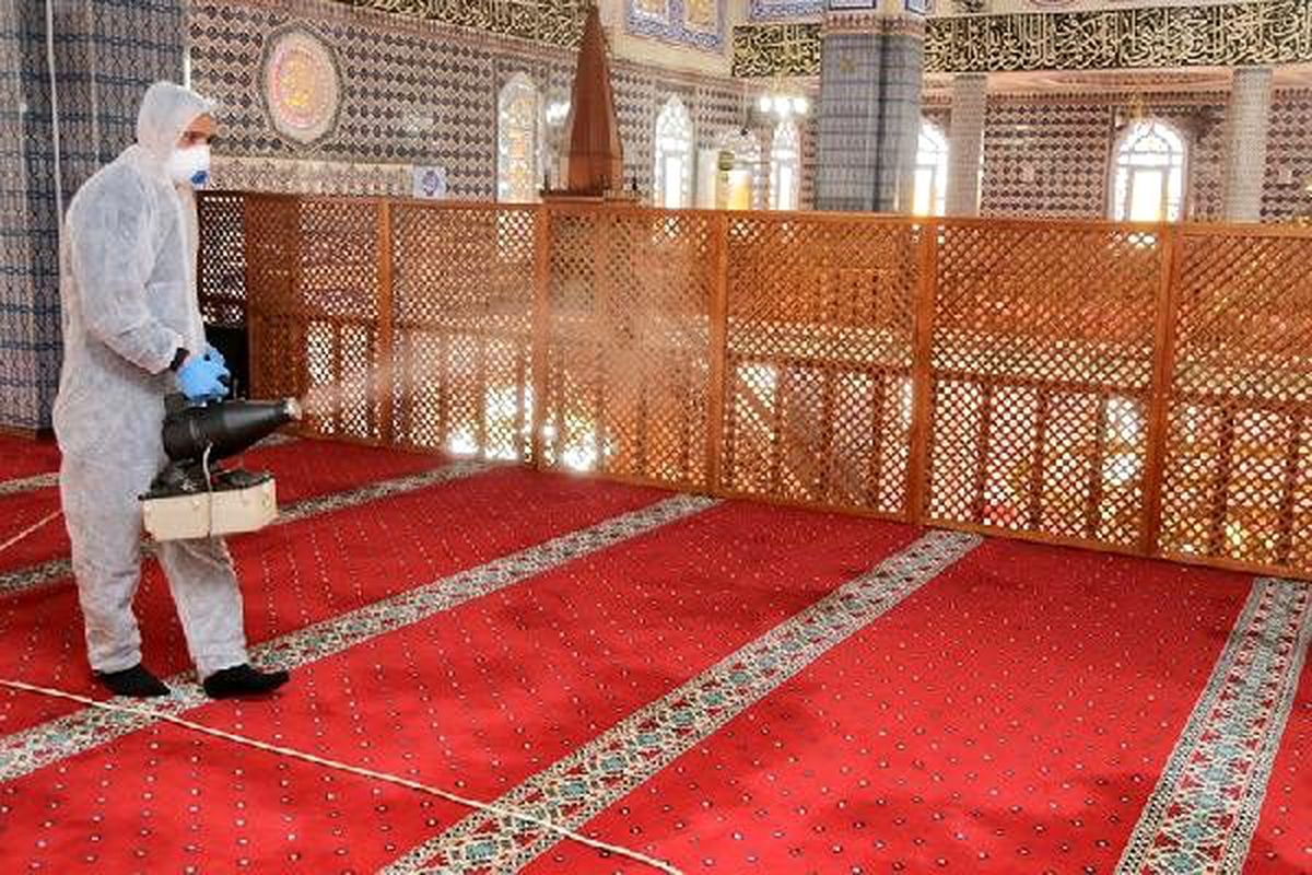 Kağıthane\'de koronavirüse karşı temizlik çalışmaları devam ediyor