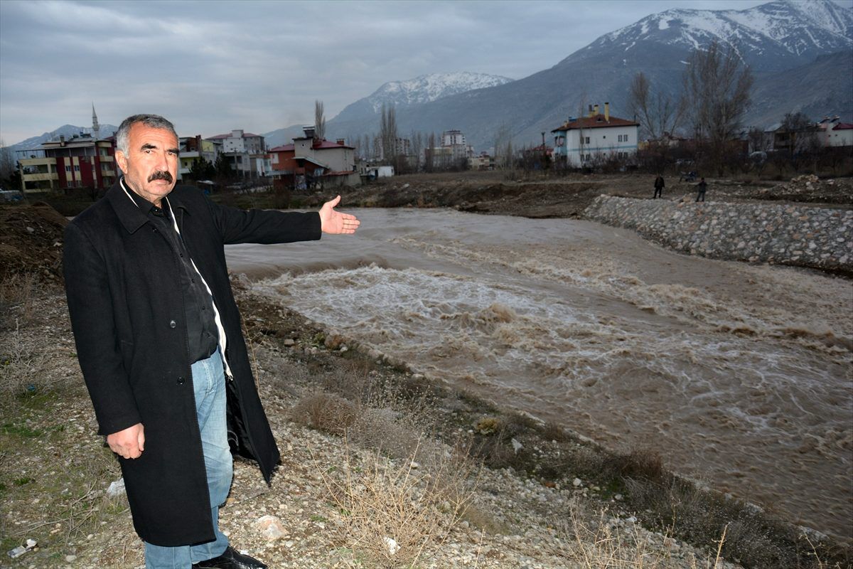 Kahramanmaraş\'ta Ceyhan Nehri taştı, tarım alanları su altında kaldı