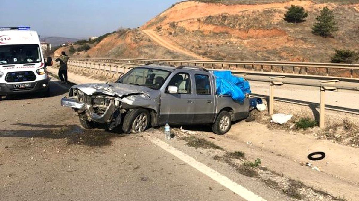Kamyonet bariyerlere çarptı: 1 yaralı