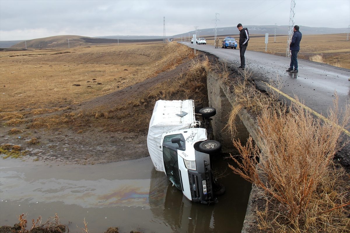 Kars\'ta köprüden dere yatağına düşen kamyonetteki iki kişi yaralandı