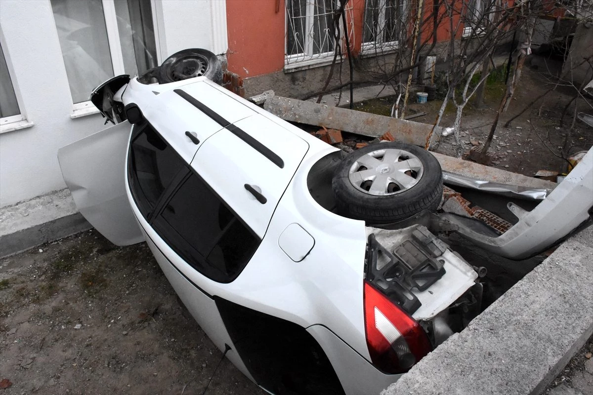 Kayseri\'de çarpışan iki otomobilden biri evin bahçesine devrildi: 2 yaralı