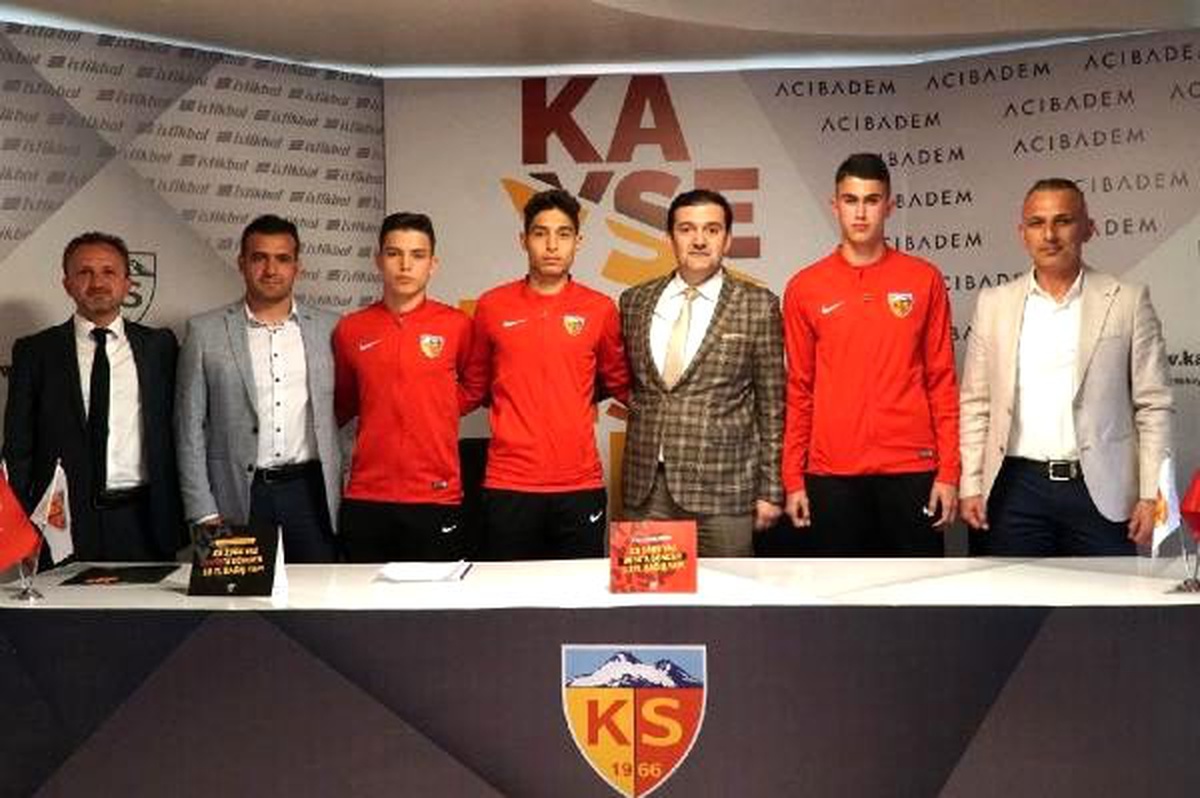 Kayserispor\'dan altyapıdaki 3 futbolcuya profesyonel sözleşme