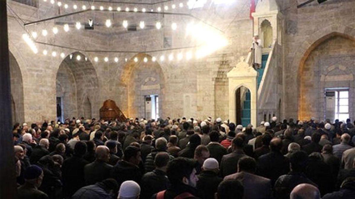 KKTC'de koronavirüs sebebiyle ikinci bir emre kadar cuma namazı dahil toplu ibadet yapılmayacak