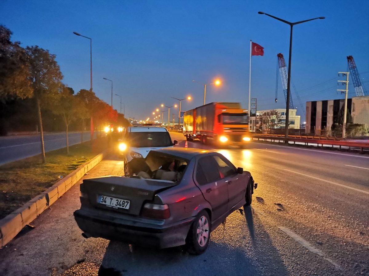 Kocaeli\'de tıra arkadan çarpan otomobil sürücüsü yaralandı