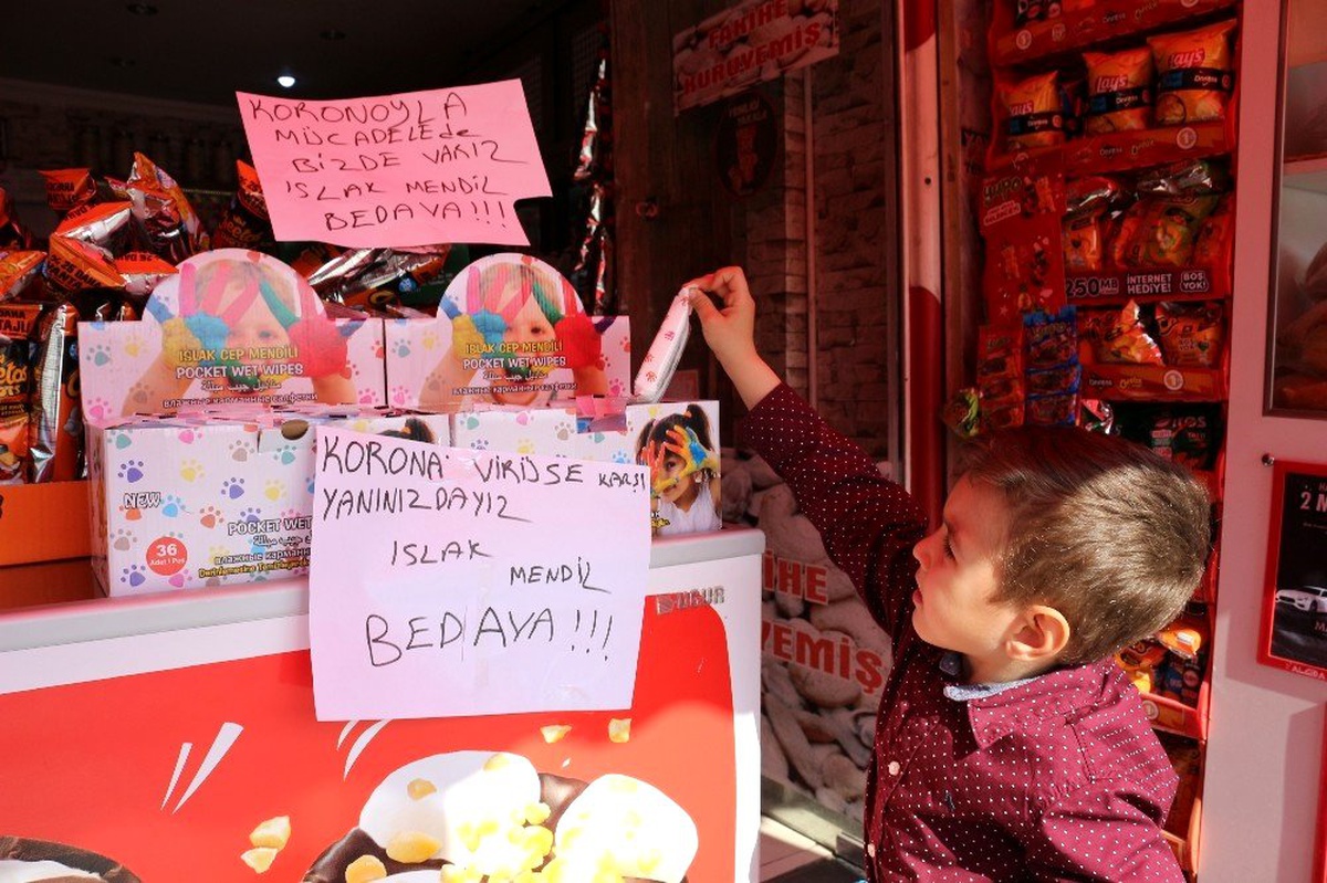 \'Korona ile mücadelede bizde varız\' dedi, kolonyalı mendilleri ücretsiz dağıttı