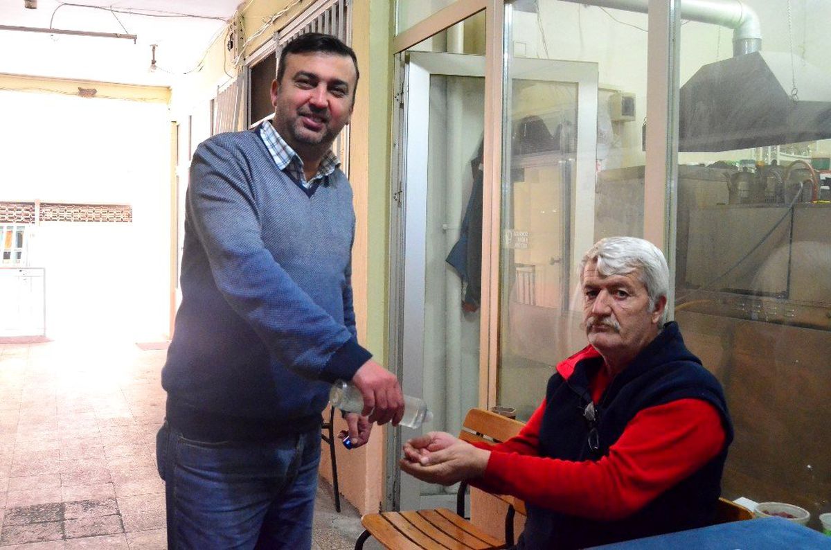 Korona kolonya geleneğini hatırlattı