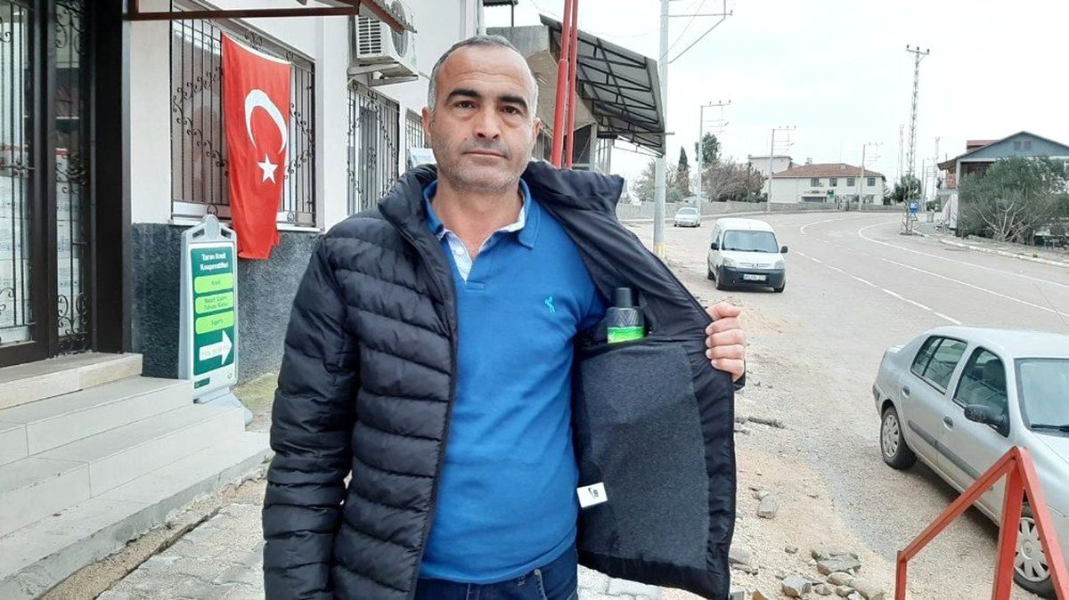 Korona virüs korkusuyla kolonyayı cebinde taşıyor, her önüne gelene kolonya ikram ediyor