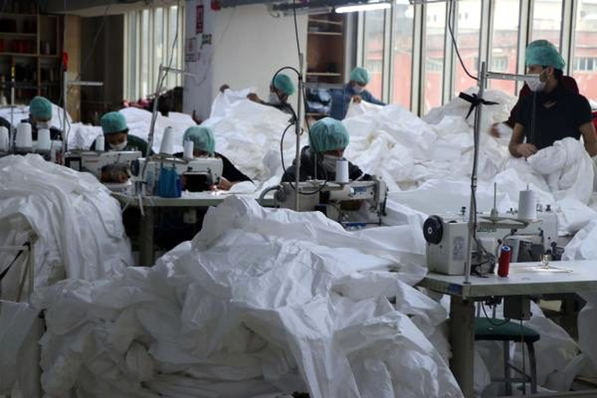 Koronavirüse karşı koruyucu tulum siparişlerine yetişemiyorlar