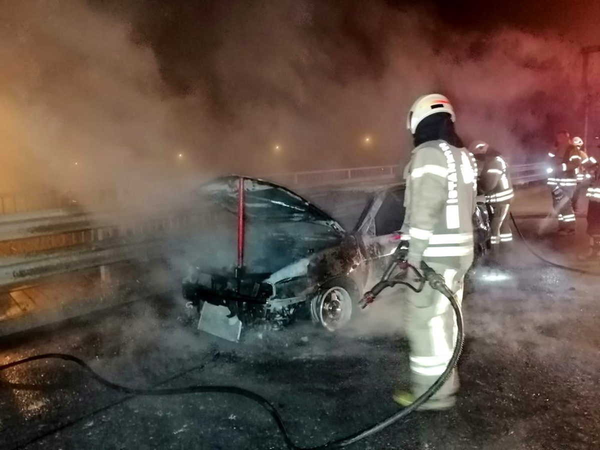 Küle dönen otomobilini çaresiz gözlerle izledi