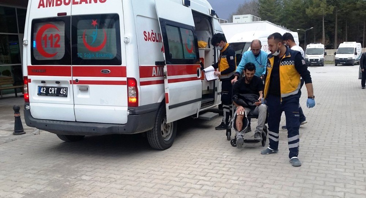 Kulu\'da motosiklet kamyonete çarptı: 2 yaralı