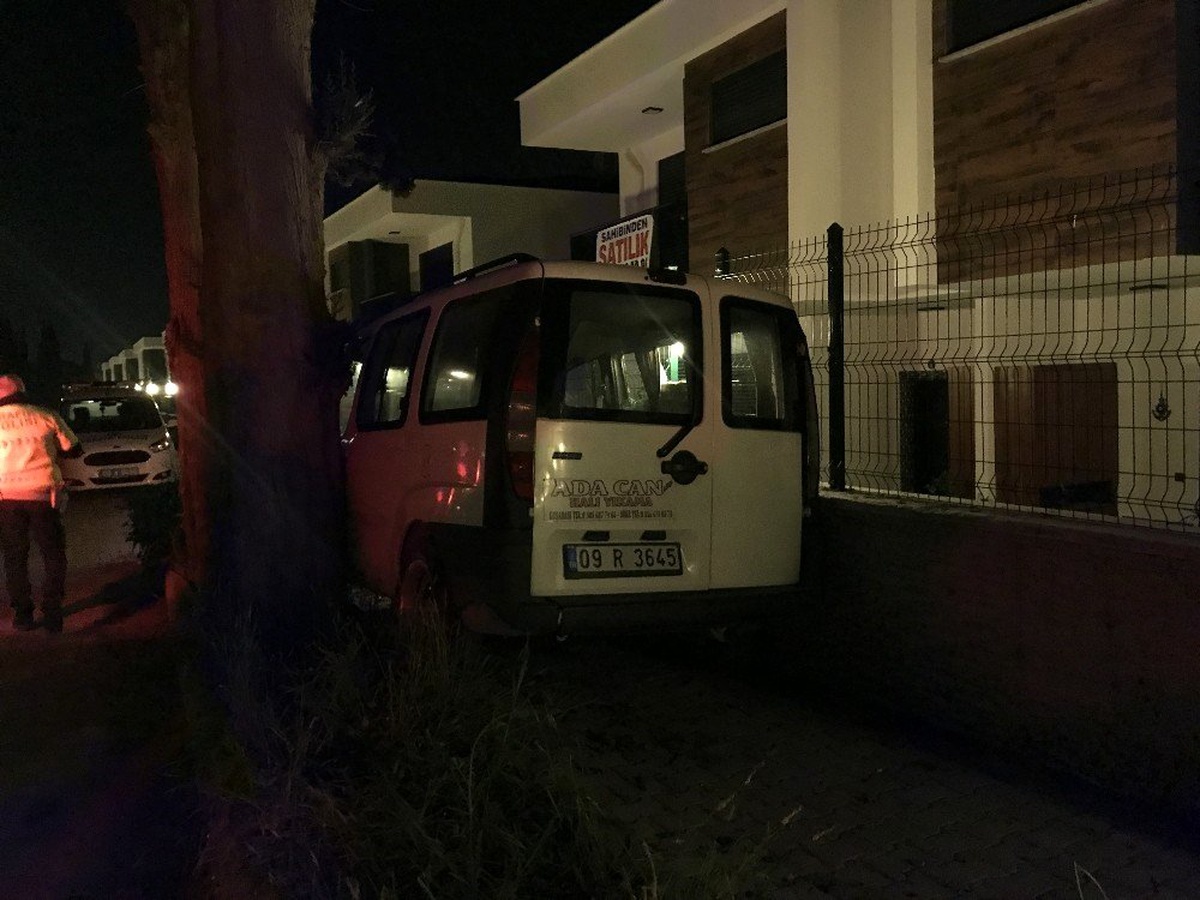 Kuşadası\'nda otomobil ağaçla duvar arasına sıkıştı