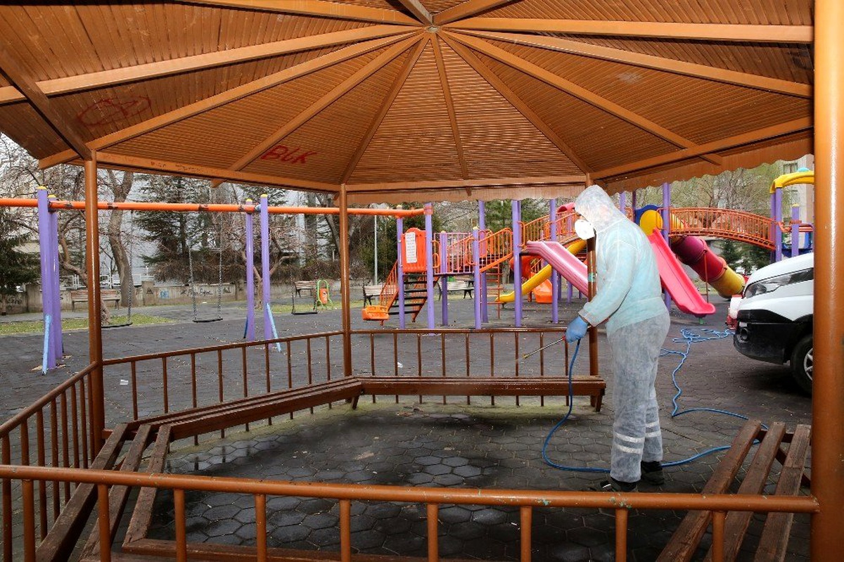 Melikgazi\'de okullar ve parklar ilaçlanıyor