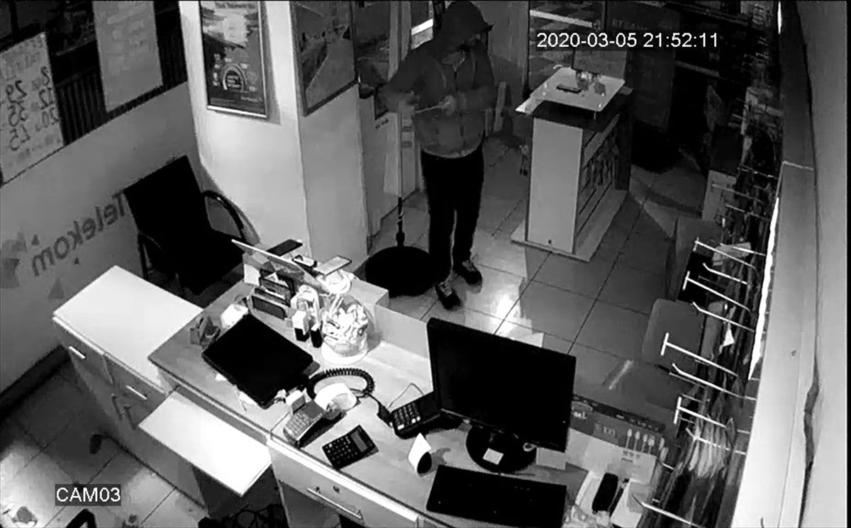 Mersin\'de iş yerinden cep telefonu çalan şüpheli tutuklandı