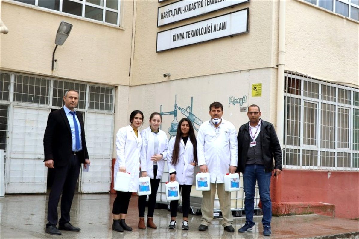 Mersin\'deki okullarda, öğrencilerin ürettiği dezenfektanlar kullanılıyor