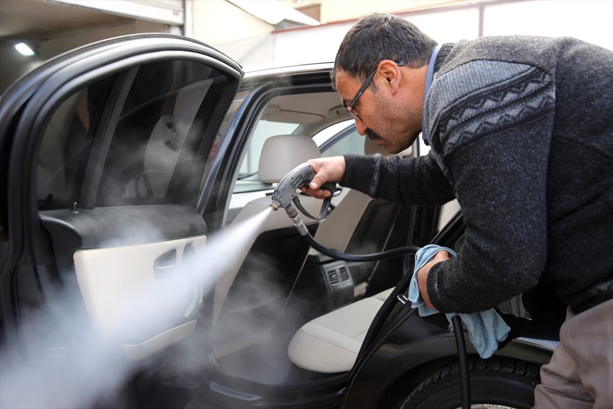 Nevşehir\'de sürücüler araçlarını bakteri ve virüslere karşı buharla temizletiyor