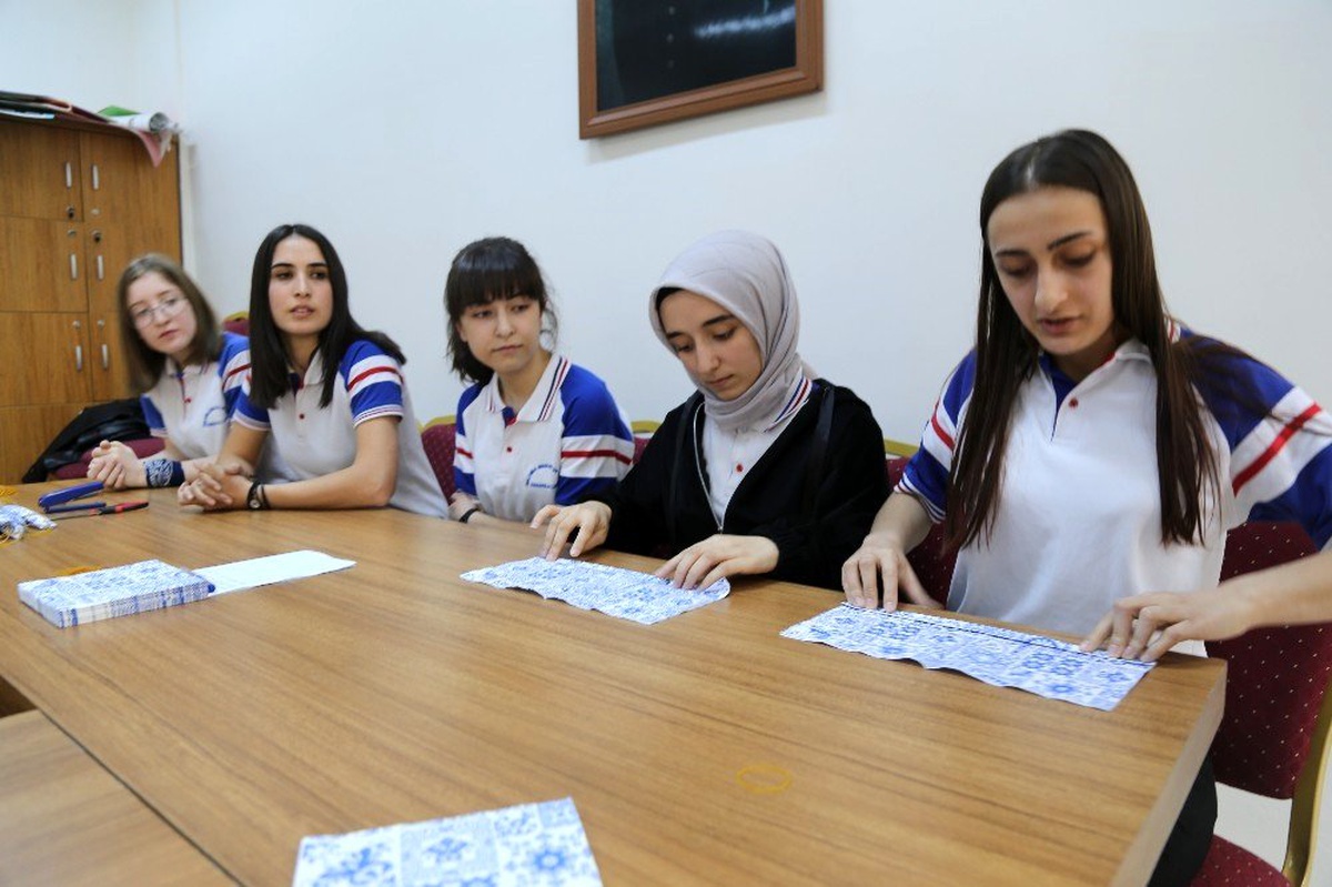 Öğrenciler Korona virüsüne karşı kendi maskelerini yaptı