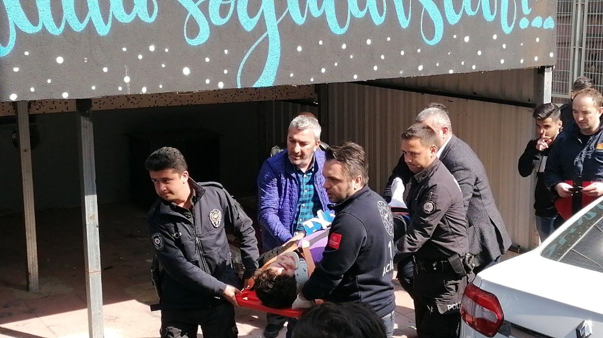 Okul kapısının üzerine tırmanan öğrenci yere düşerek yaralandı