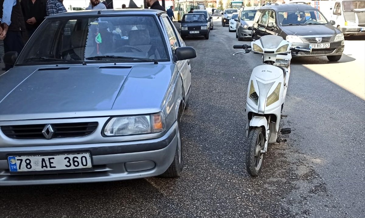Otomobilin açılan kapısına çarpan mobiletin sürücüsü yaralandı