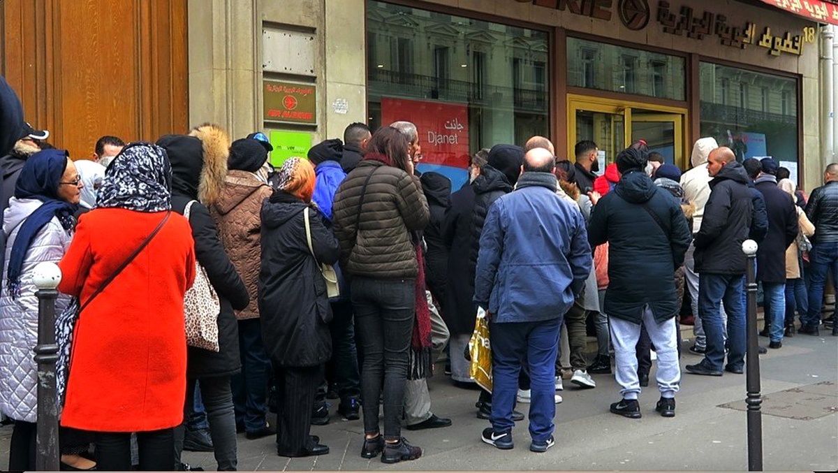 Paris\'te havayolu şirketleri önünde uzun kuyruklar oluştu