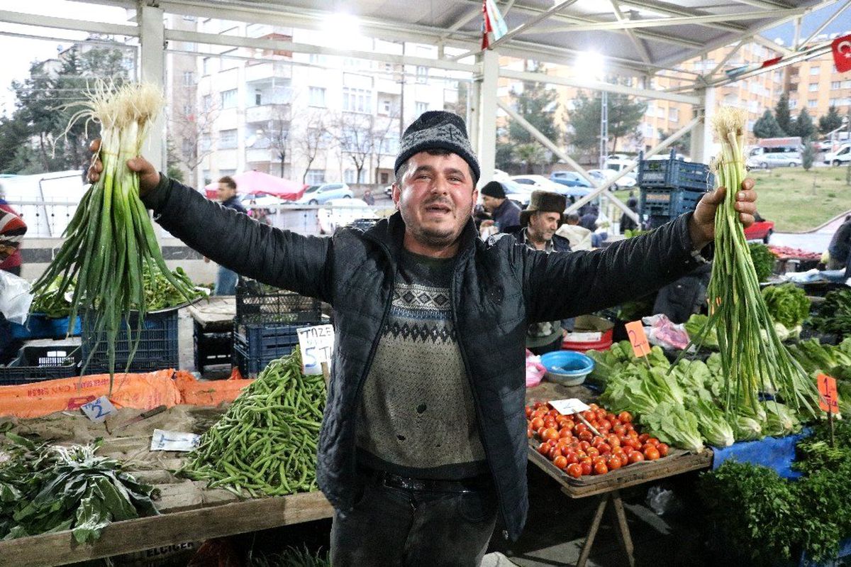 Pazarcıların yeni sloganı, \'Korona virüse birebir\'