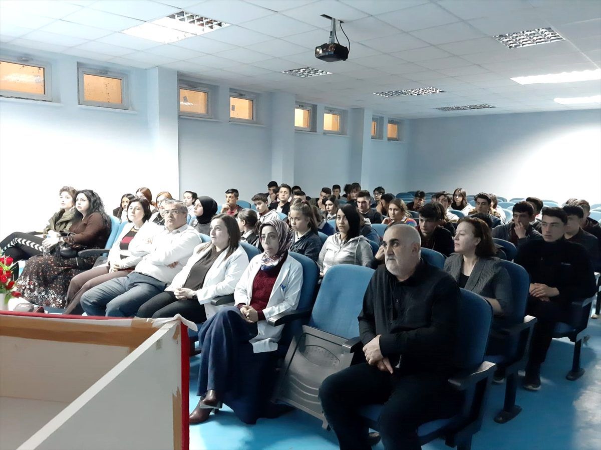 Pazaryeri\'nde okullarda tatil öncesi yeni tip koronavirüs semineri