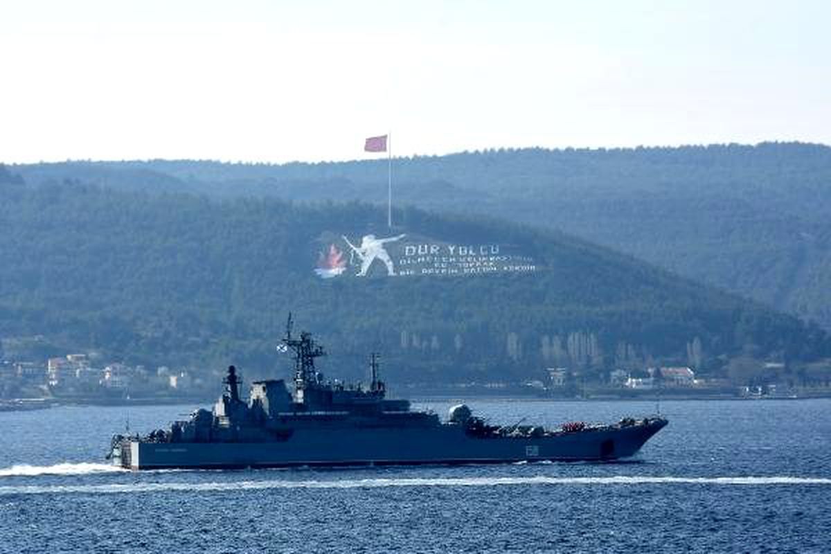 Rus savaş gemisi \'Caesar Kunikov\', Çanakkale Boğazı\'ndan geçti