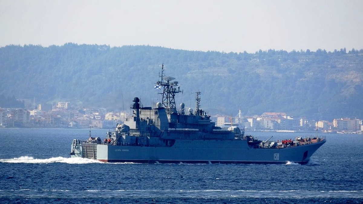 Rus savaş gemisi Çanakkale Boğazı\'ndan geçti