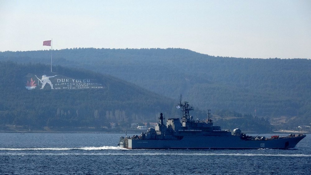 Rus savaş gemisi Çanakkale Boğazı\'ndan geçti
