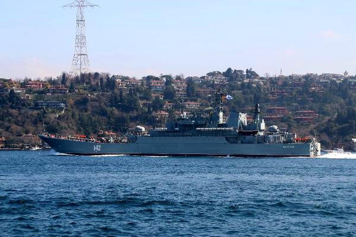 Rus savaş gemisi İstanbul Boğazı\'ndan geçti