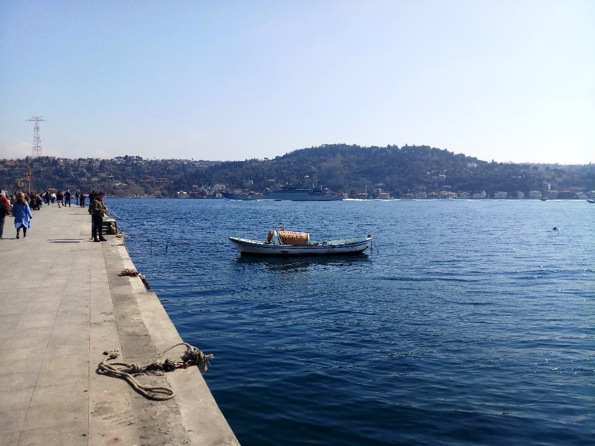 Rus savaş gemisi İstanbul Boğazı\'ndan geçti