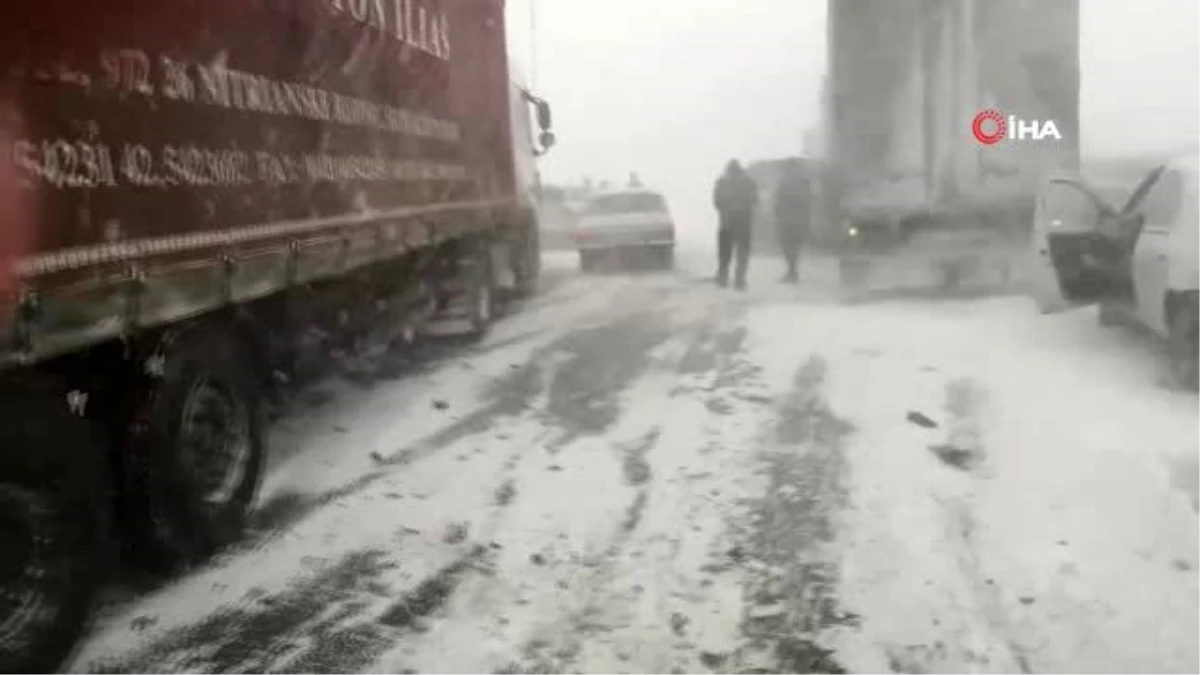 Rusya\'da kar fırtınası nedeniyle 20 araç birbirine girdi