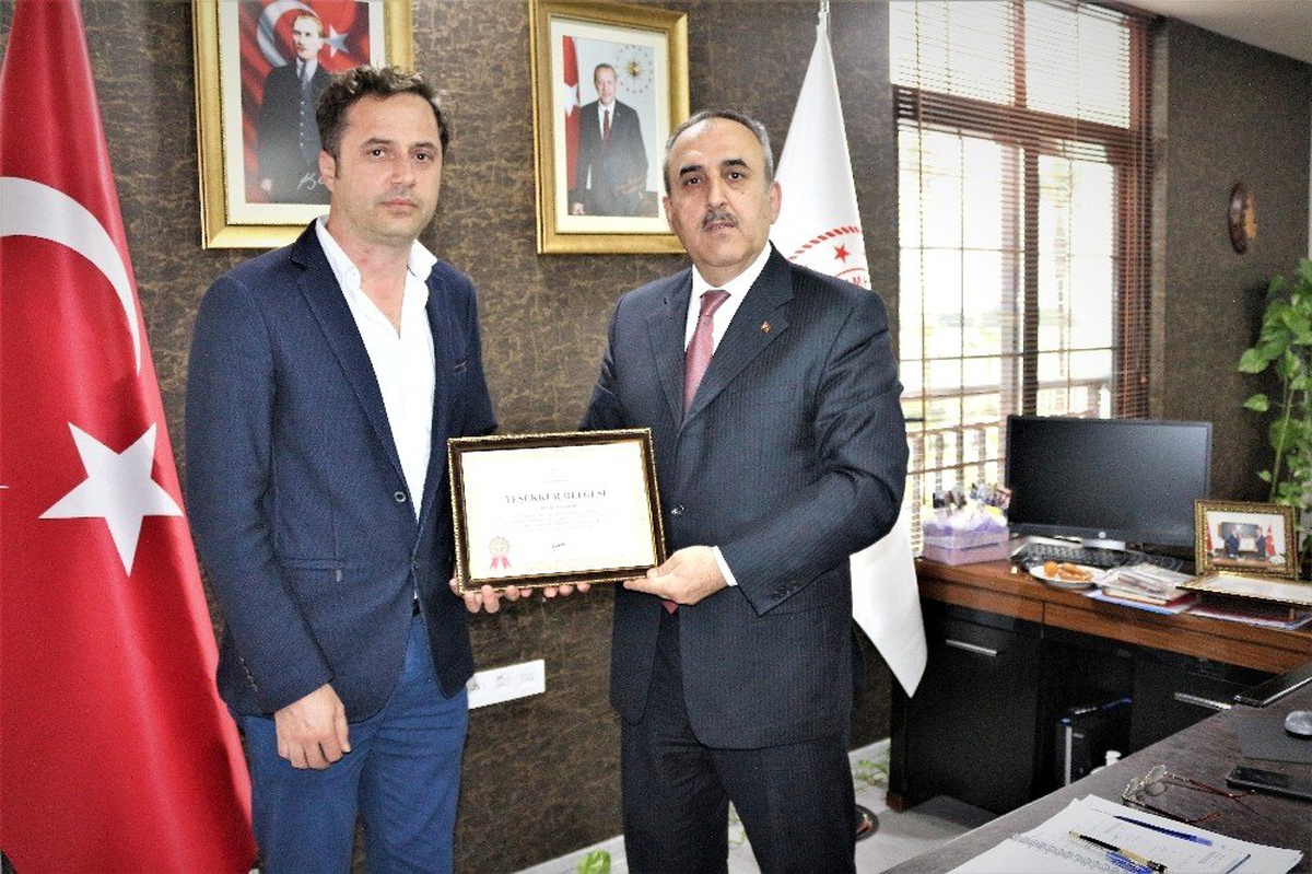 Sağlık Bakanlığının \'yılın hekimi\' ödülünü, Mersin\'de Ballı ve Serin aldı