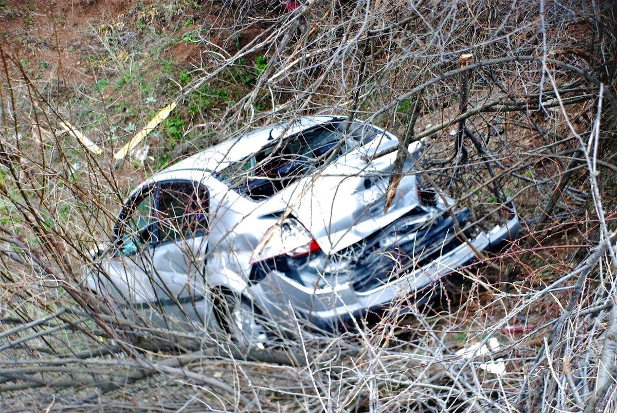 Şarampole uçan otomobilden burnu kanamadan çıktı