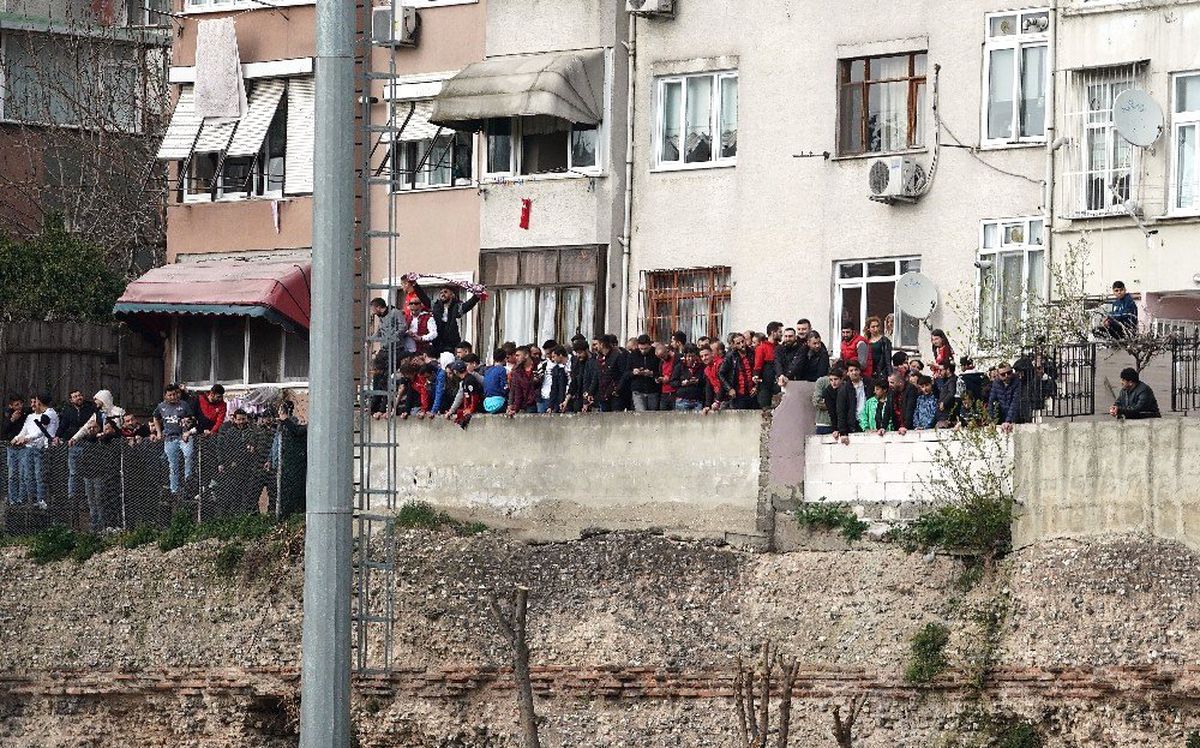 Karagümrüklü taraftarlar stat çevresinde toplanıp takımlarını desteklediler