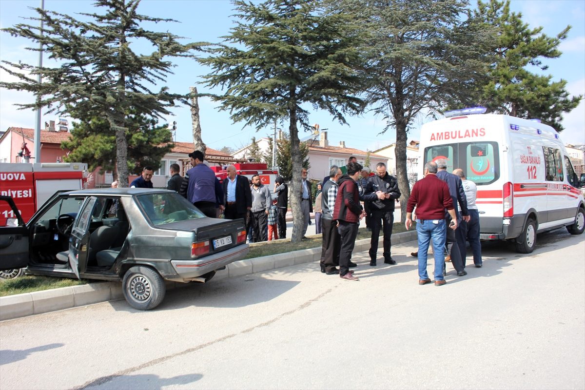 Suluova\'da iki otomobil çarpıştı: 1 yaralı