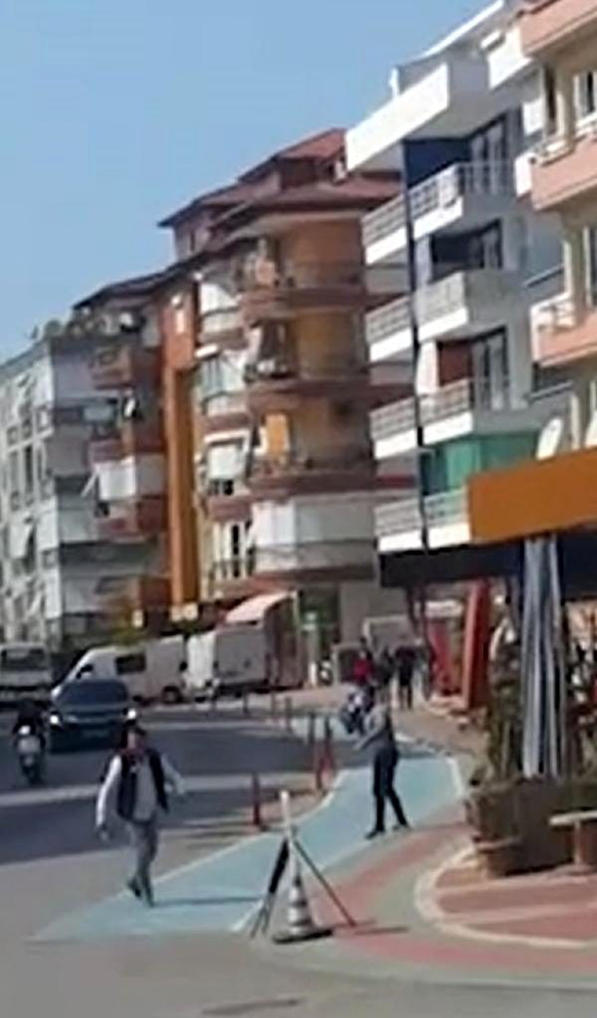 Sürücülerin silah ve bıçaklı \'yol verme\' kavgası: 2 yaralı