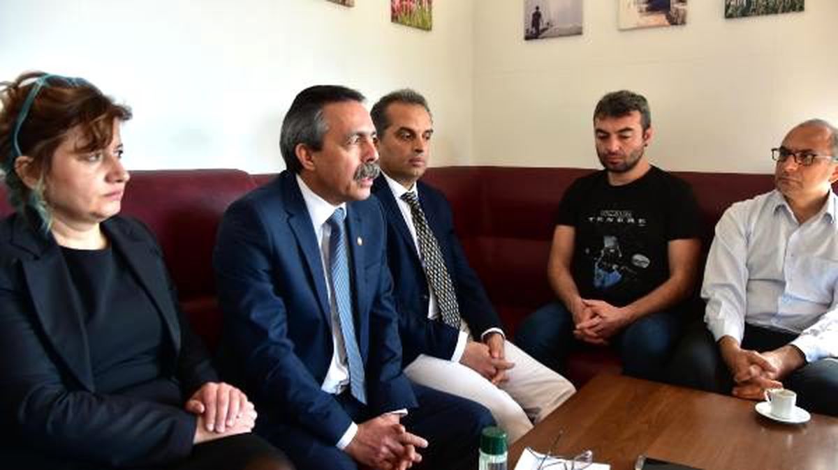 Tabip Odası Başkanı, basın toplantısına kolonya şişesi ile geldi