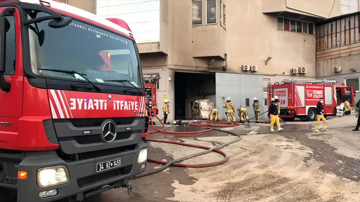 Tuzla\'da kumaş fabrikasında çıkan yangın söndürüldü