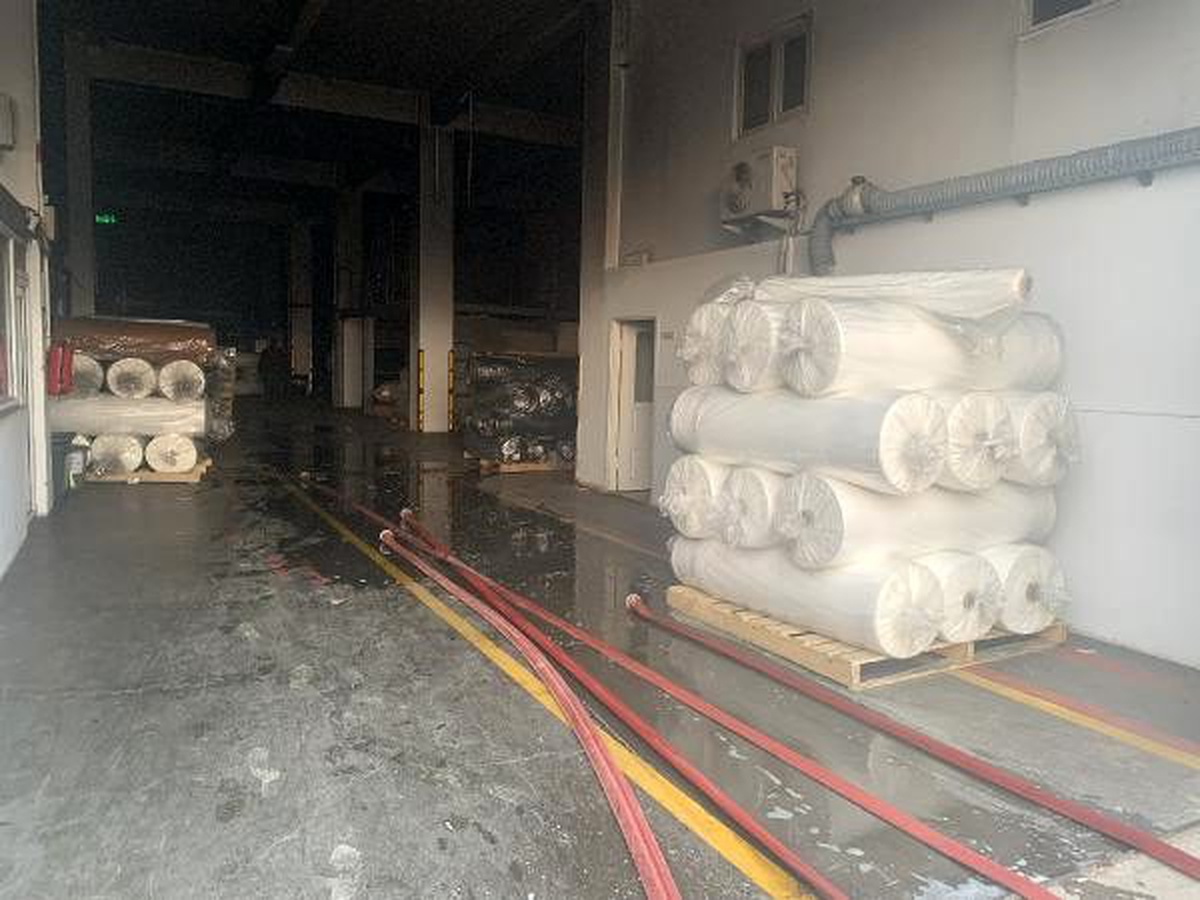Tuzla\'da kumaş fabrikasında yangın; mahsur kalan 5 işçi kurtarıldı