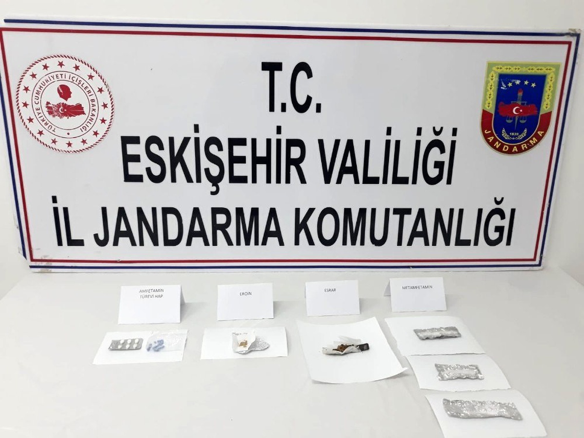 Uyuşturucuyu araziye atan 5 şüpheli jandarmaya yakalandı