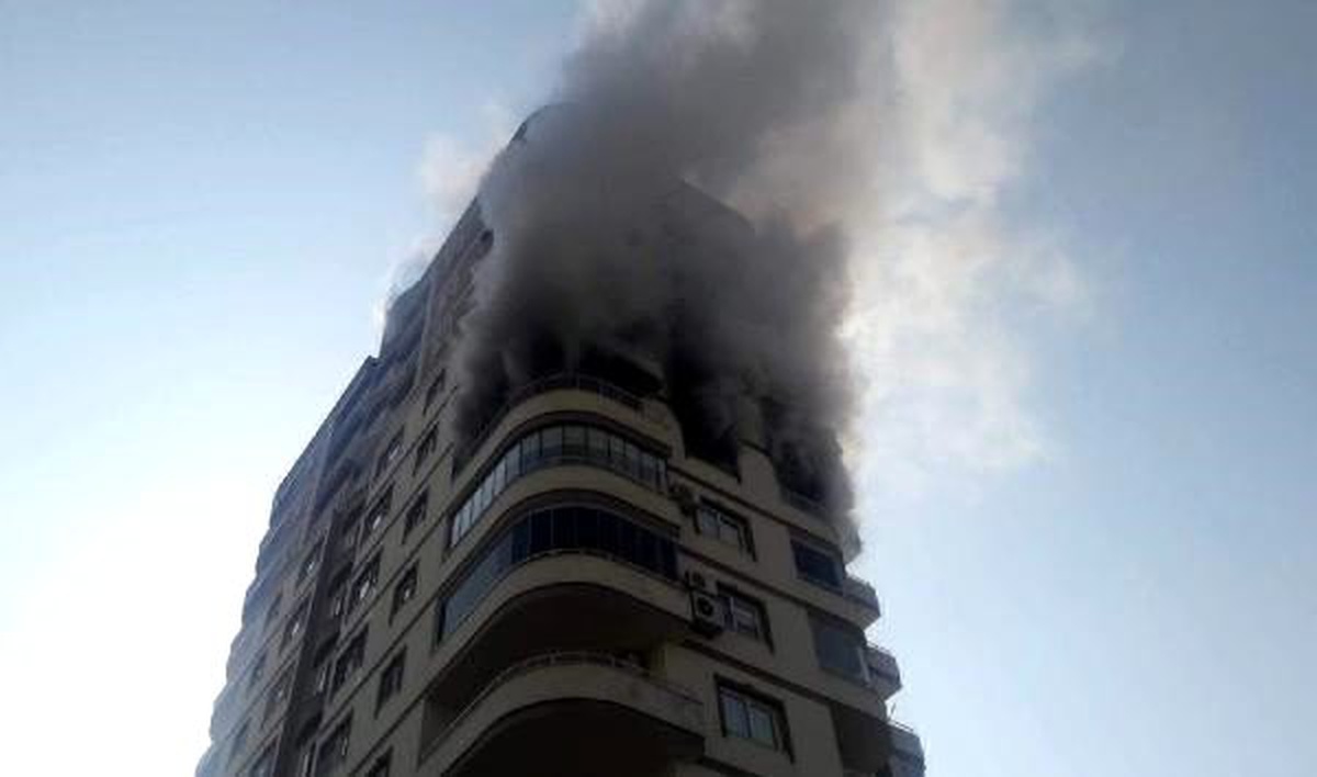 Yangında 8\'inci kat balkonundan atlayan kadın öldü