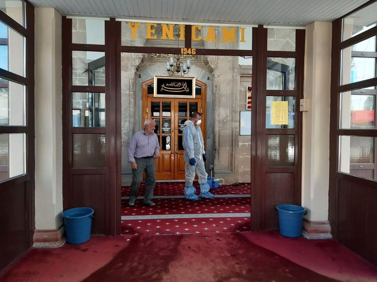 Yeni Cami dezenfekte edildi