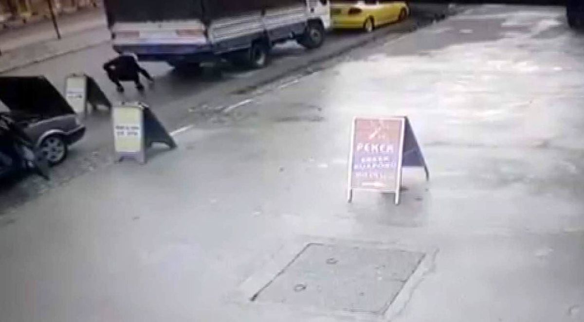 Yola düşen paraları toplayıp gitti