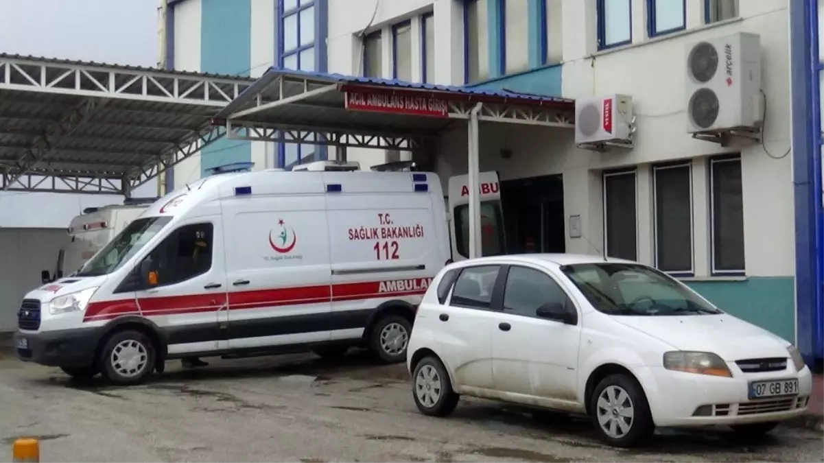 Yola fırlayan çocuğa otomobilin aynası çarptı