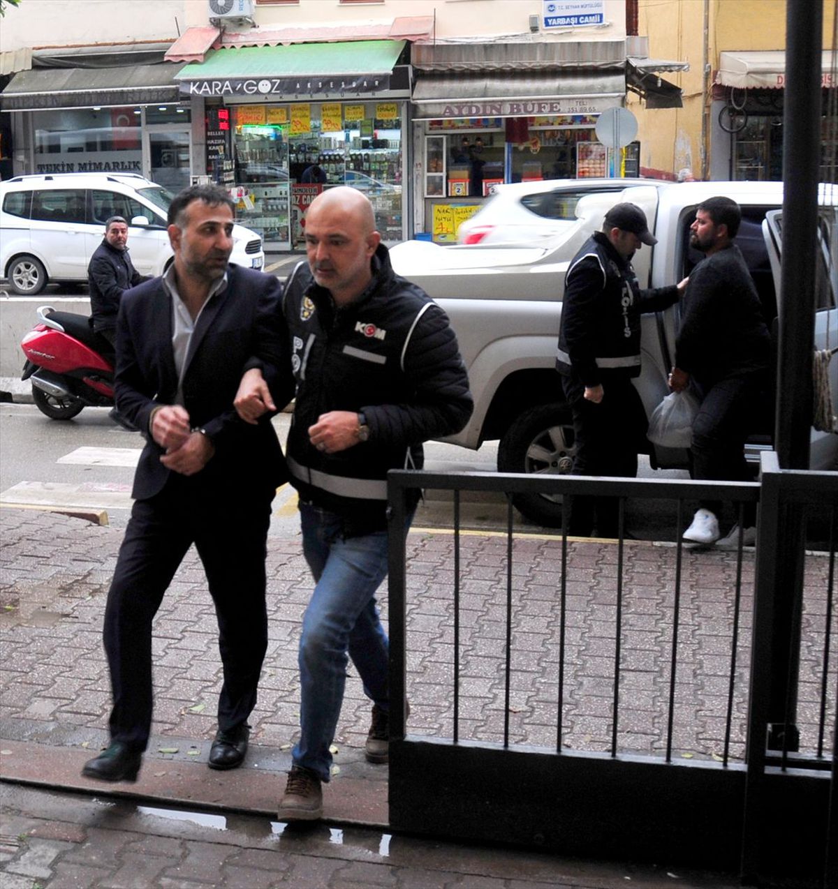 Adana\'da yasa dışı silah ticareti operasyonunda yakalanan 6 şüpheli serbest bırakıldı