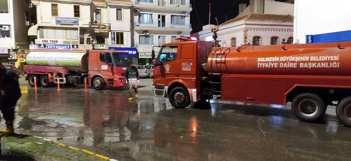 Ayvalık\'ta Büyükşehir ve Ayvalık Belediyesi\'nden temizlik işbirliği